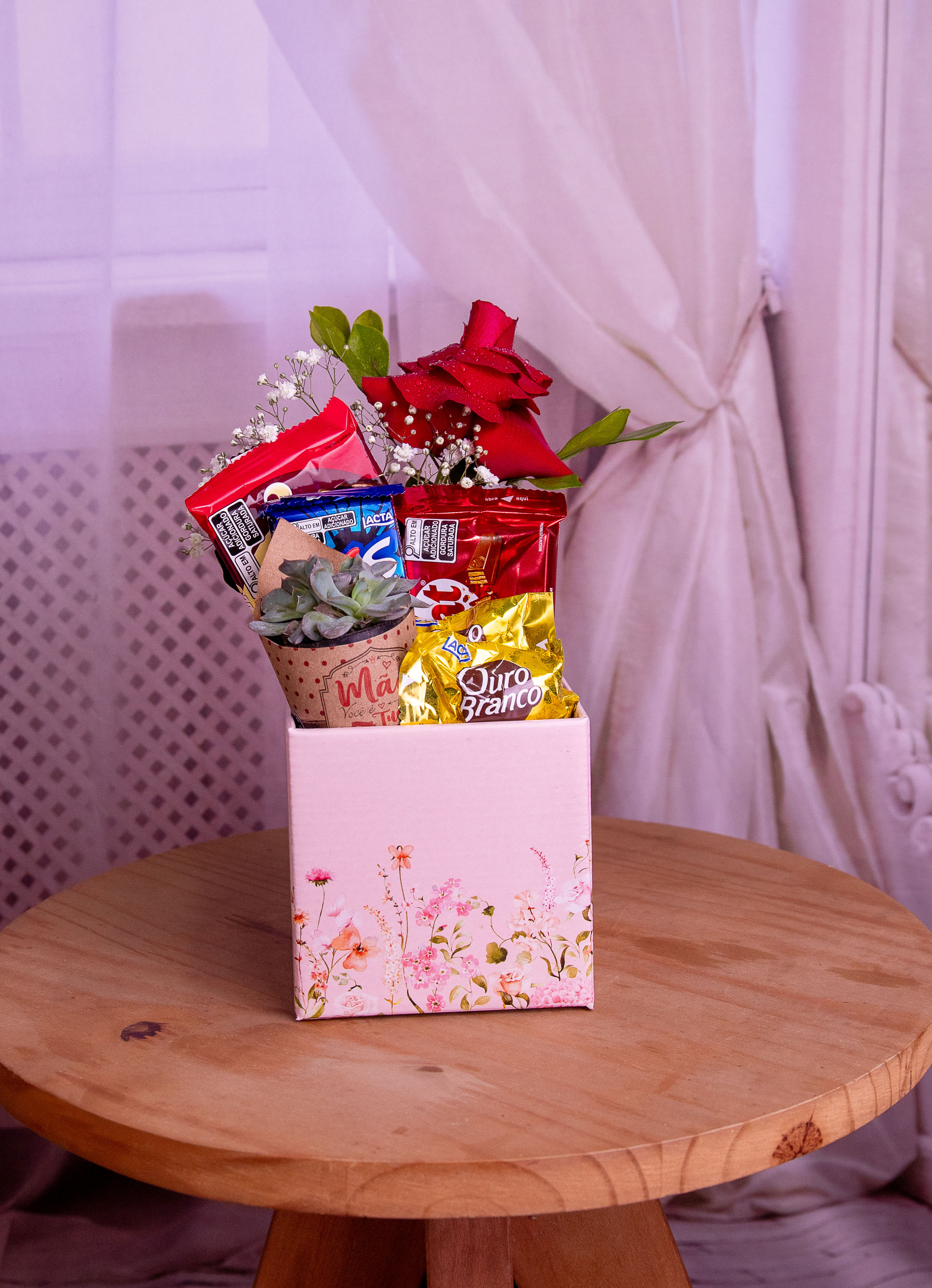 caixa com doces p e 1 rosa vermelha