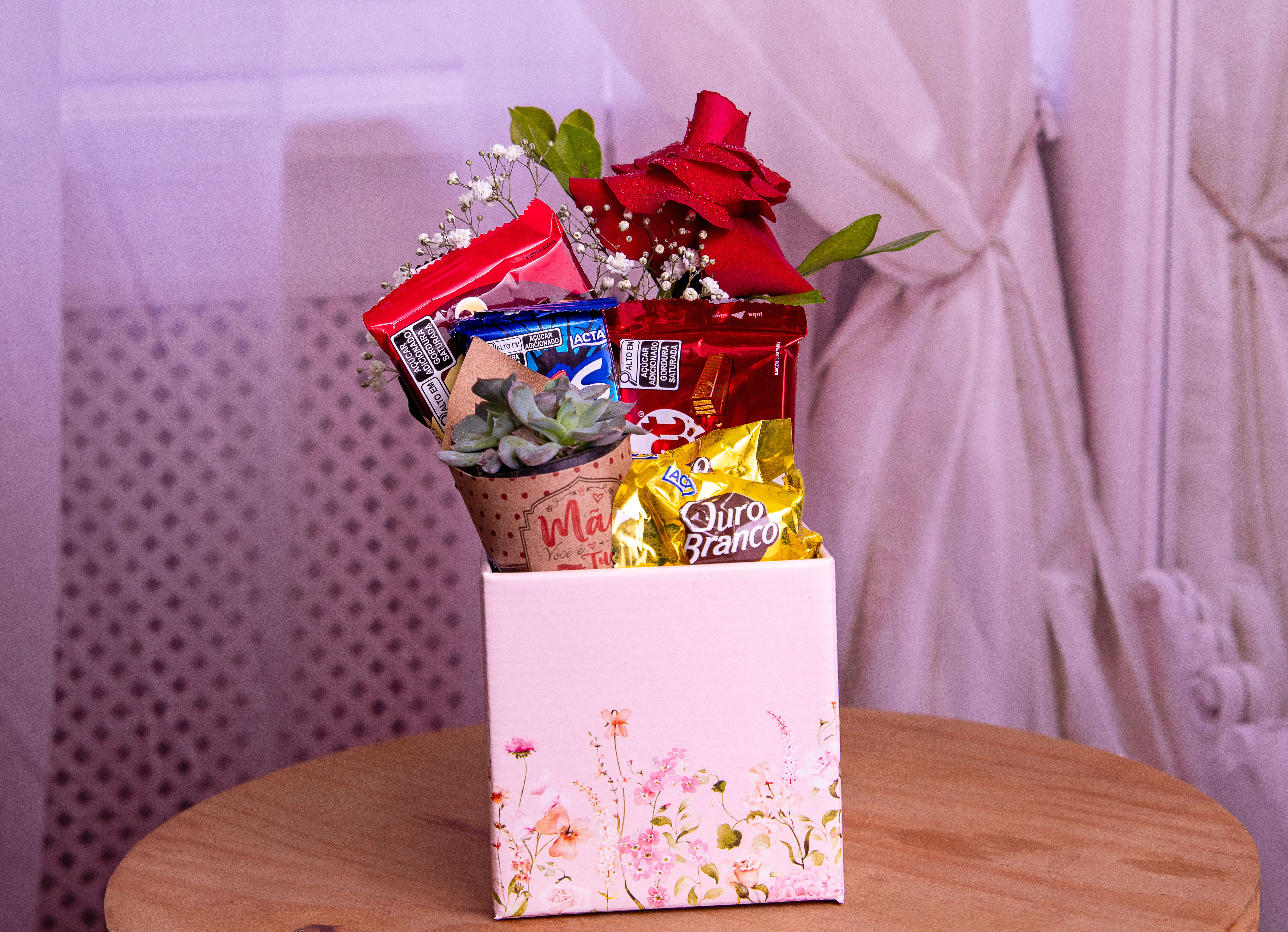 caixa com doces p e 1 rosa vermelha