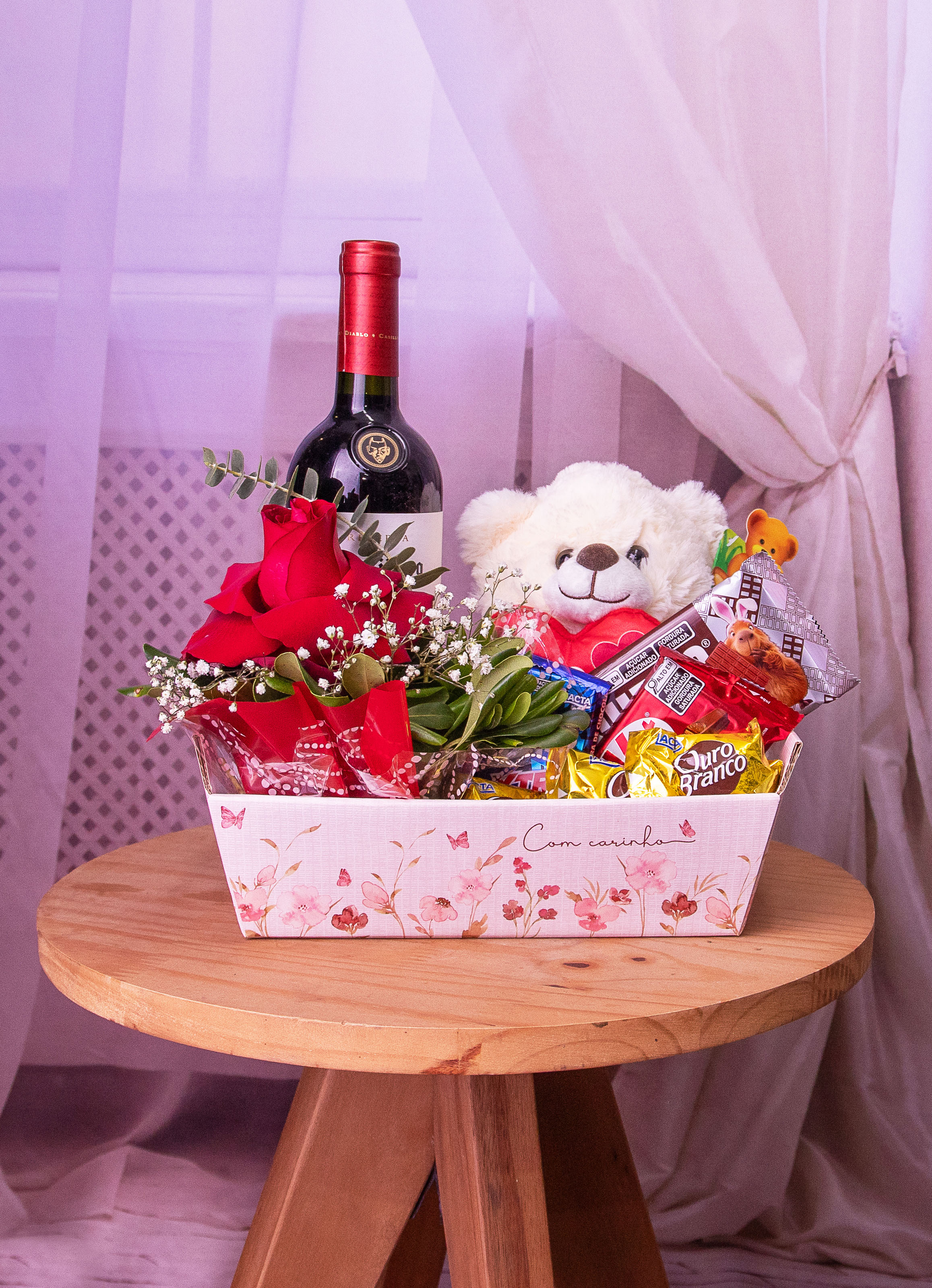 Cesta com vinho, ursinho, chocolates e arranjinho com rosa vermelha e mosquito