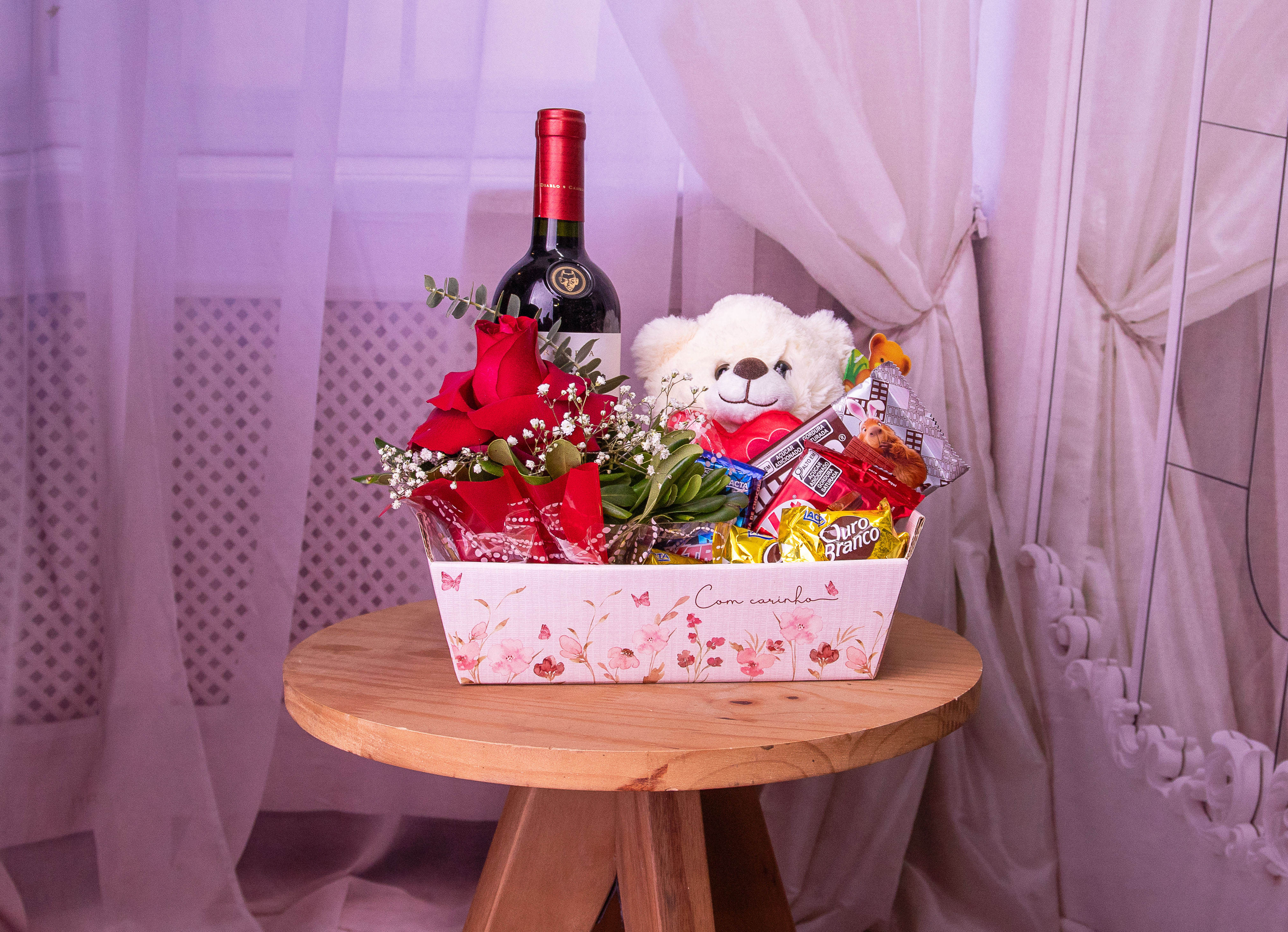 Cesta com vinho, ursinho, chocolates e arranjinho com rosa vermelha e mosquito